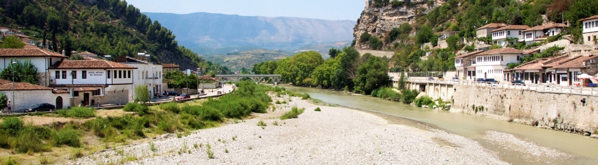 Berat and Osumit River (Alessandro Giangiulio)  [flickr.com]  CC BY 
Informazioni sulla licenza disponibili sotto 'Prova delle fonti di immagine'